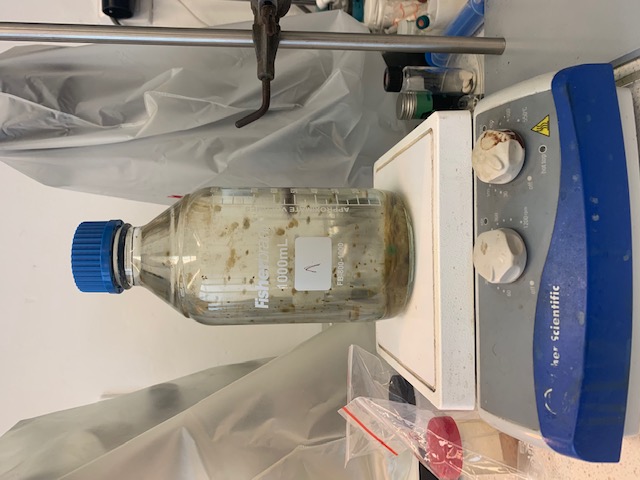 Vzorka kontaminovanej vody v laboratóriu Doc. Štibrányiho.