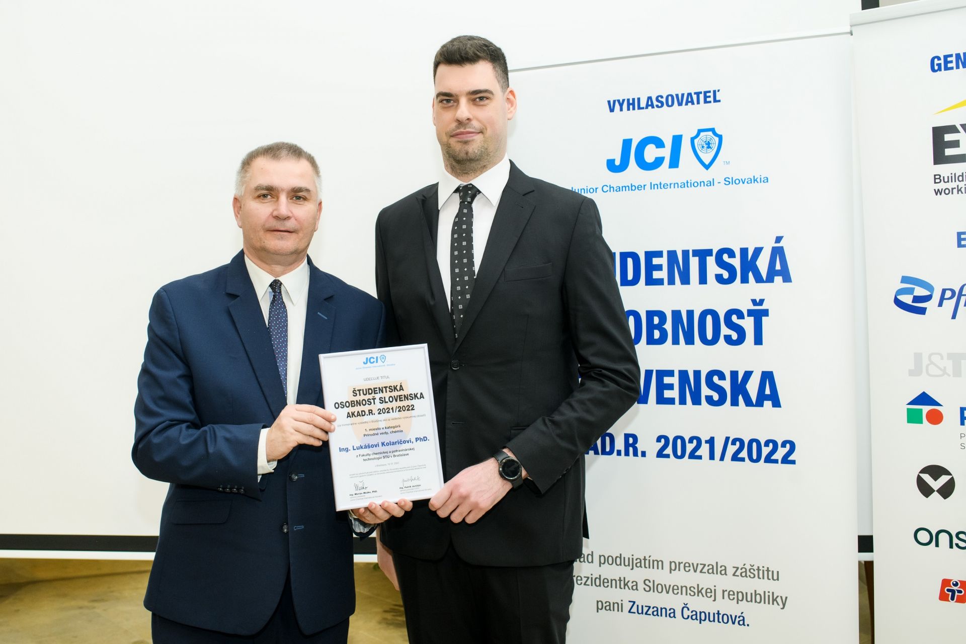 Prebratie diplomu Študentskej osobnosti Slovenska od hlavného organizátora podujatia pána Mariána Meška (výkonný predseda JCI-Slovensko). Foto: Zuzana Halvoníková.