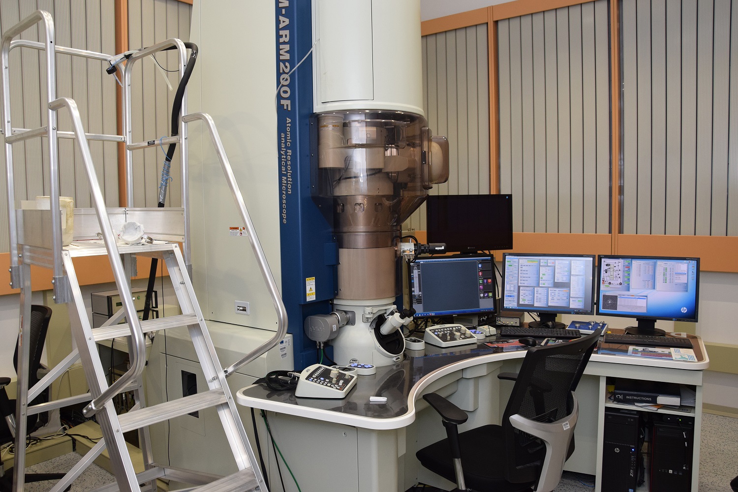 Analytický transmisný elektrónový mikroskop s atomárnym rozlíšením JEM ARM 200cF